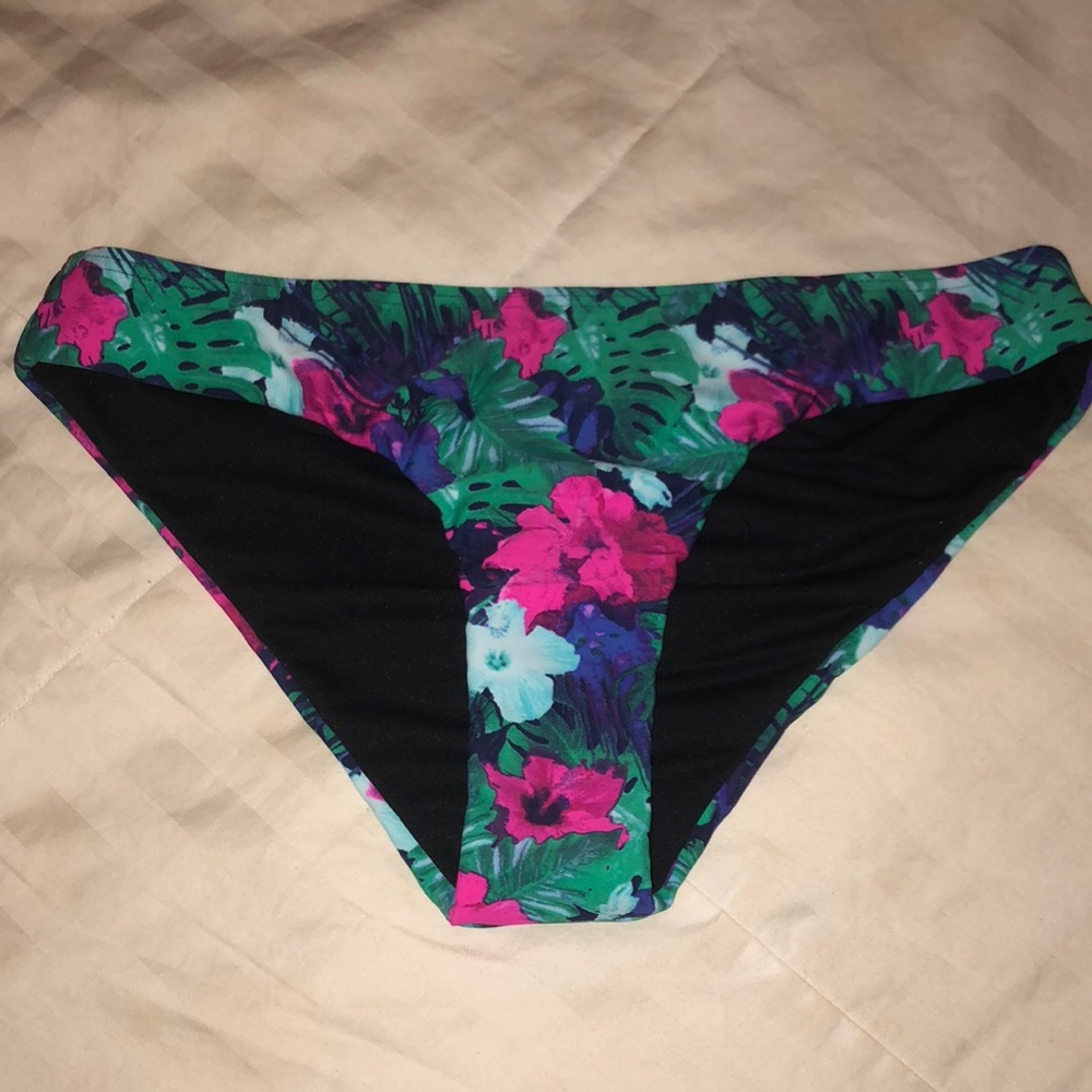 NWOT Cute Floral 🌺 Bikini 👙 Bottom